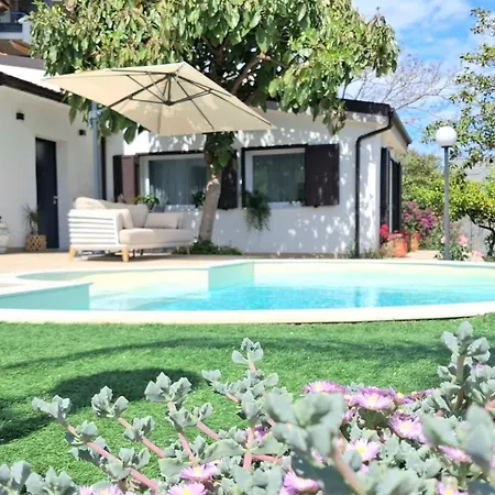 Oasis - Sea View Pool, فيلة