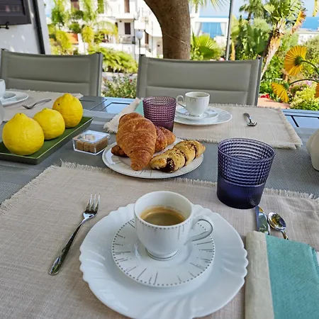 Oasis - Sea View Pool, San Remo
